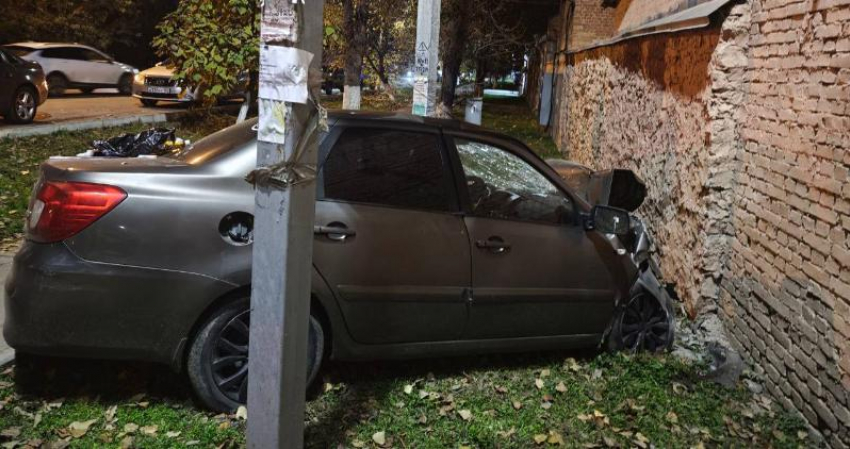 Въехал в стену на скорости и погиб водитель без прав в Пятигорске