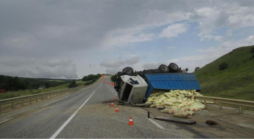 На Ставрополье на трассе перевернулся «КамАЗ»