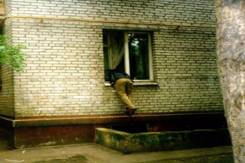 Уволенный сторож техникума два года проникал через окно в свою служебную комнату на Ставрополье
