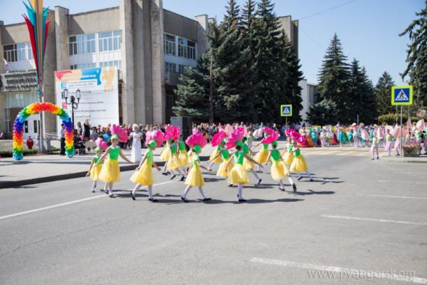 В Пятигорске прошел карнавал цветов и фестиваль кавер-групп