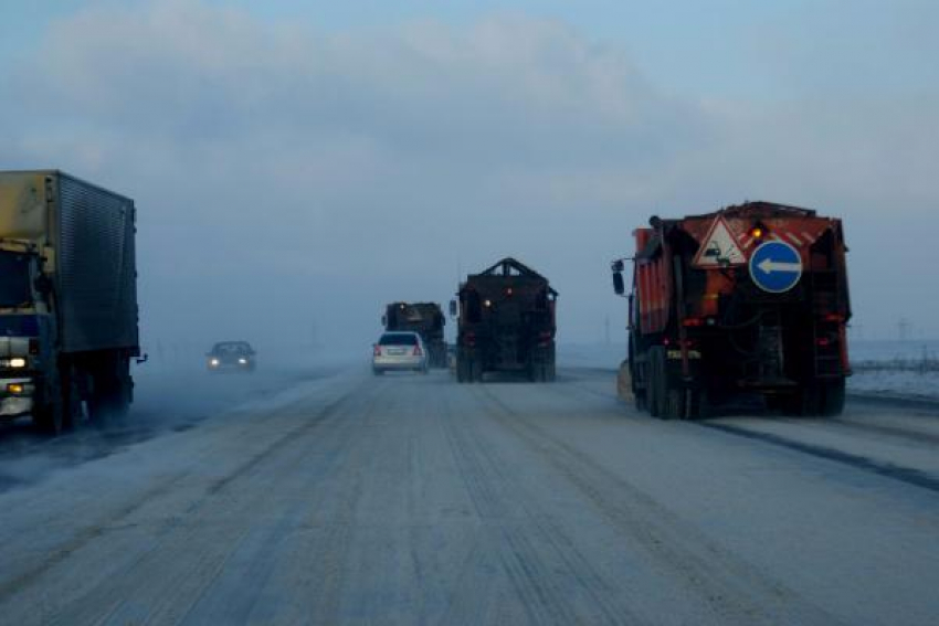 Из-за снегопада с ветром на дорогах Ставрополья образовались заторы