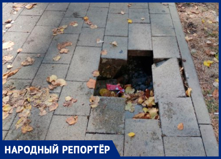 Черная дыра в тротуаре: плитка провалилась на одной из центральных улиц Ставрополя