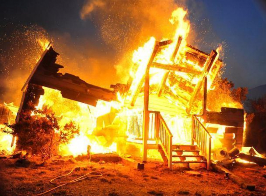 Сильный пожар в доме тушили 16 человек на Ставрополье