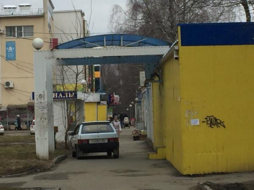Паркуюсь как хочу: автохам разместился на тротуаре в юго-западном районе Ставрополя