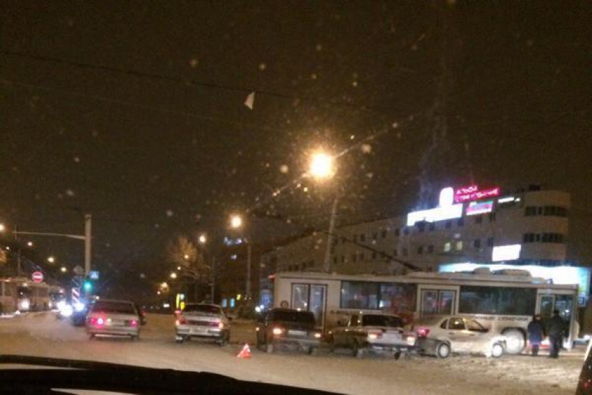 Троллейбус попал в аварию на улице Доваторцев в Ставрополе