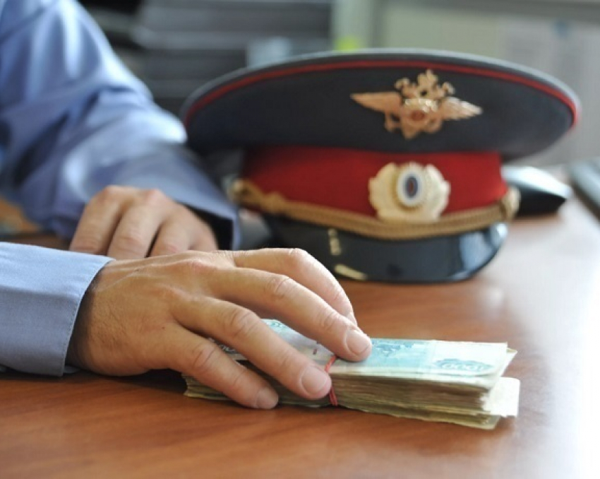 «Отмазать» бизнесмена от «уголовки» за подделку трудовой книжки хотел полицейский на Ставрополье