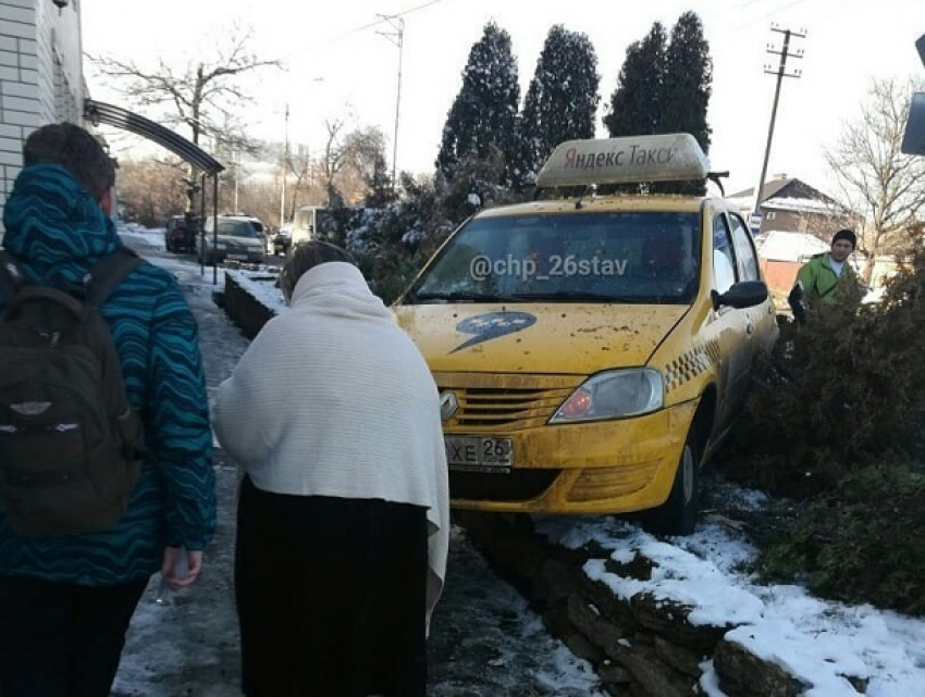  Такси с пассажирами на скорости «влетело» в елки в Ставрополе 