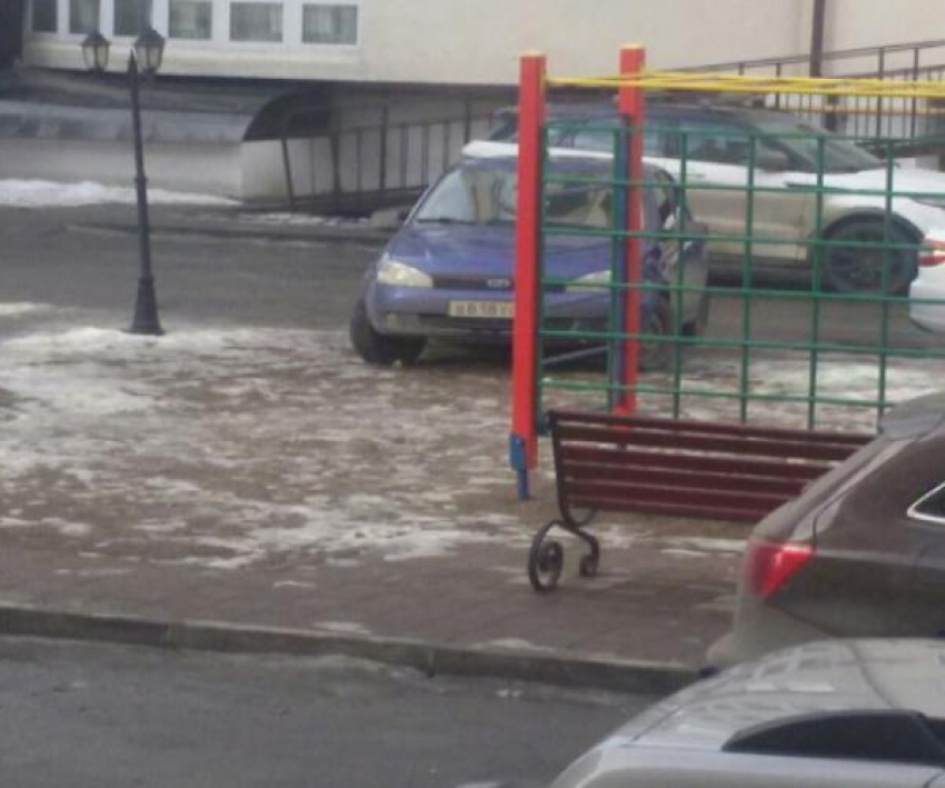Паркуюсь как хочу: автохам на «Лада-Калина» оставил машину на детской площадке в Пятигорске