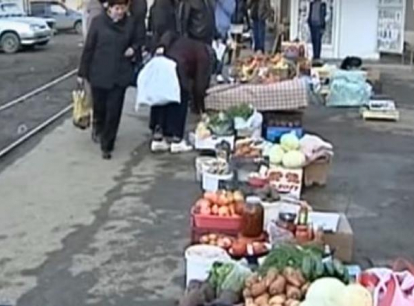 Конфискованные у уличных торговцев товары уничтожают в кузове автомобиля в Пятигорске