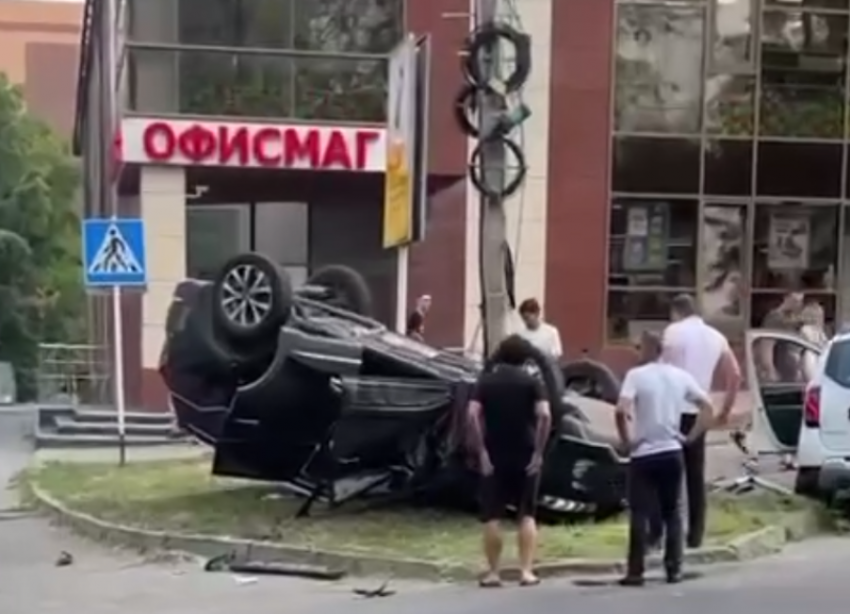 Авария-перевертыш поставила на уши Ставрополь в воскресенье: видео 