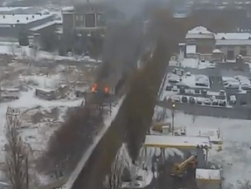 Строительный вагончик полностью выгорел почти за три часа в Ставрополе 