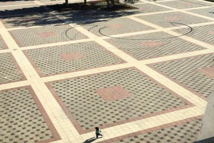 Дерзкий дрифт Мерседеса на центральной площади Пятигорска засекли камеры видеонаблюдения