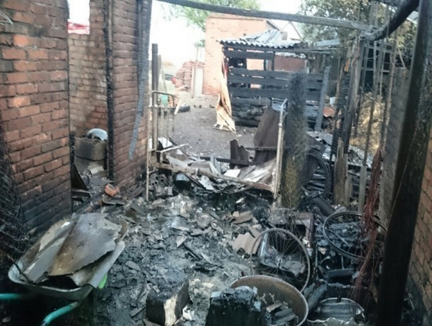 Подпаливший кучу мусора селянин сжег несколько дворов с домашней скотиной и чуть не сгорел сам на Ставрополье