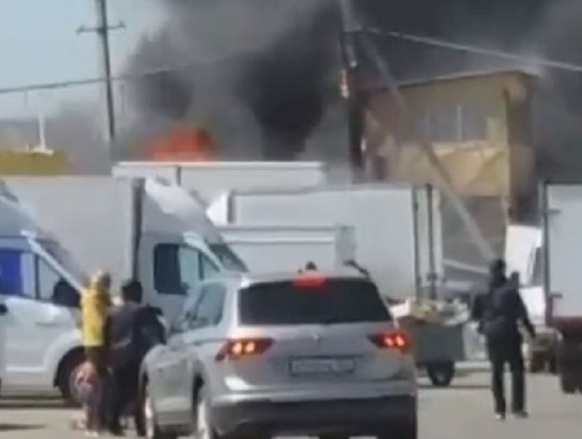 Крупный пожар вспыхнул на «Южном» рынке в Ставрополе 