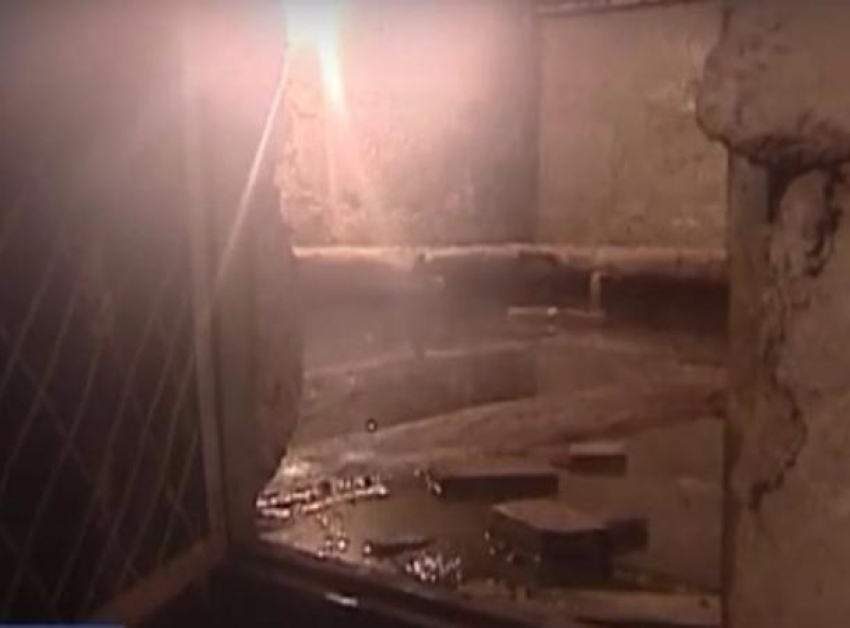 Затопленный на протяжении трех лет подвал многоэтажки отравлял жизнь жильцам в Пятигорске