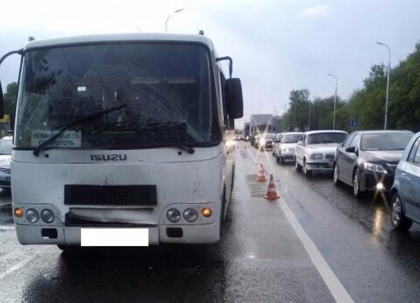 В Невинномысске пассажирский автобус столкнулся с грузовиком