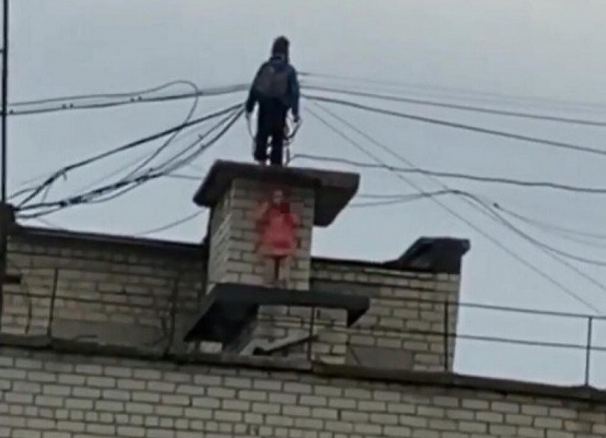 Опасные прогулки малышей по крыше многоэтажки шокировали жителей Невинномысска