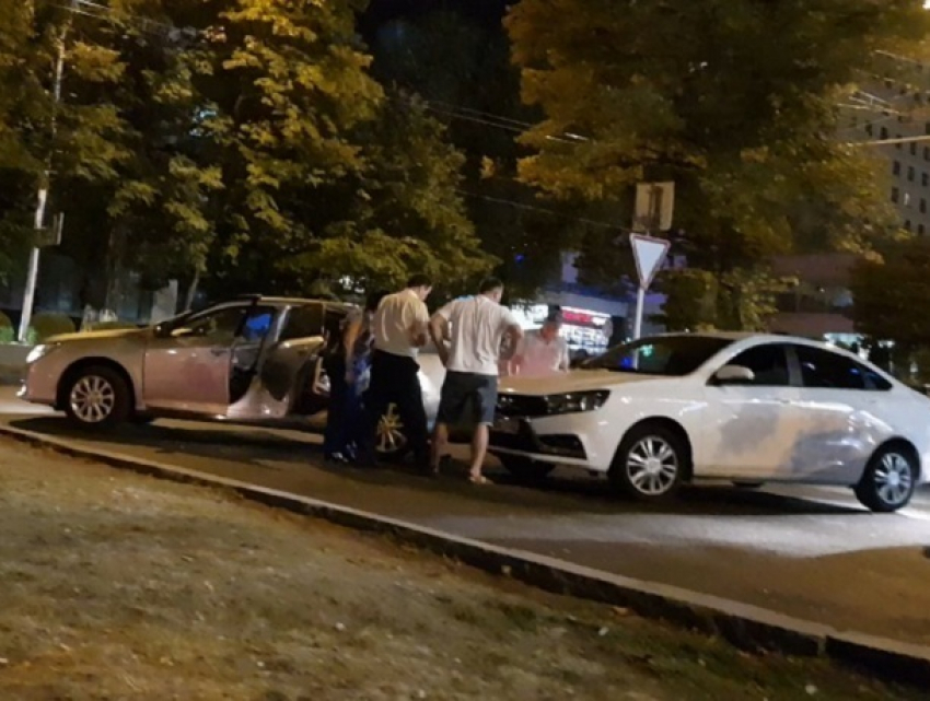 Хитрый трюк с поднятием шлагбаума для нескольких машин на стоянке ЦУМа закончился курьезным ДТП в Ставрополе