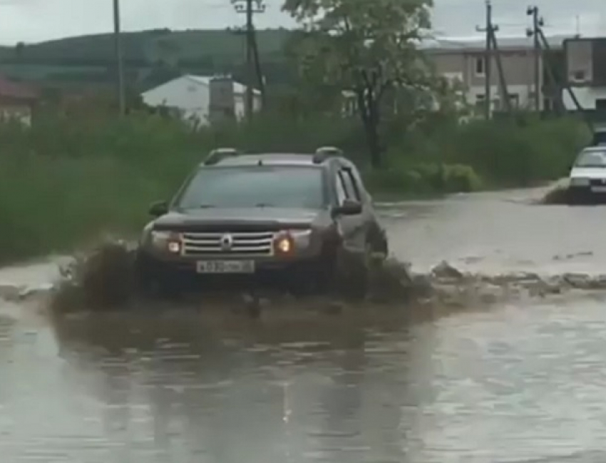 Грязная река вместо дороги возмутила жителей Ставрополья и попала на видео