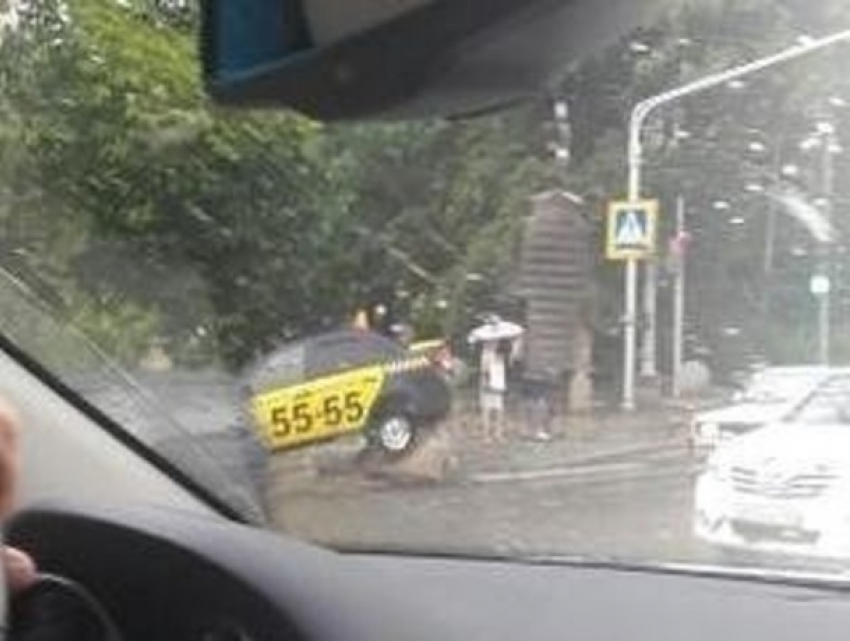 Машина такси неожиданно «налетела» на бетонные блоки в Железноводске