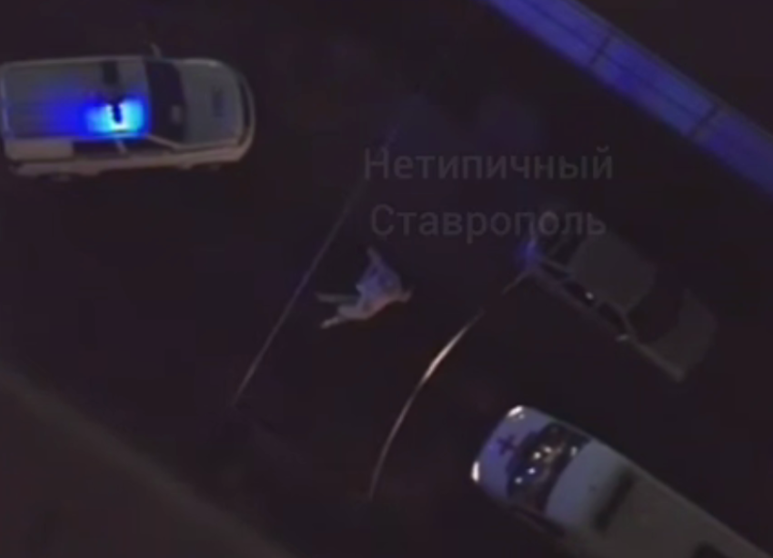 Парень выпал из окна высотки на юге Ставрополя и погиб