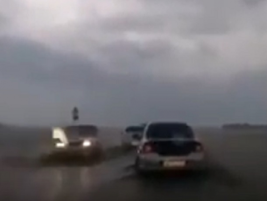 "Сплошное озеро": автомобильную трассу затопило под Ставрополем 