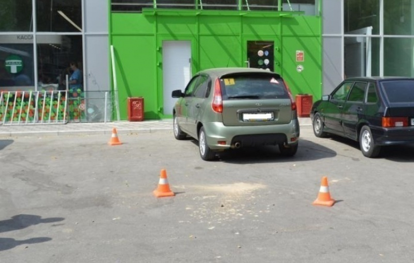 В Буденновске «Калина» въехала в дверь магазина: пострадала женщина