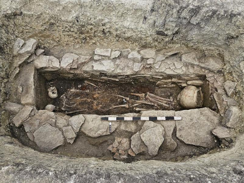 Скелеты, утварь и украшения нашли при раскопках на Ставрополье