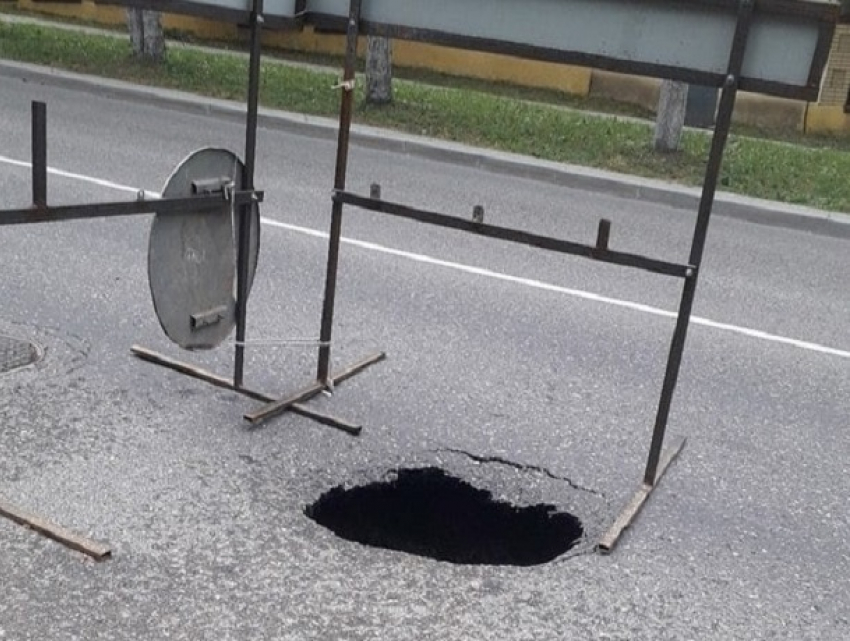 Асфальт провалился в дыру на дороге в Железноводске 