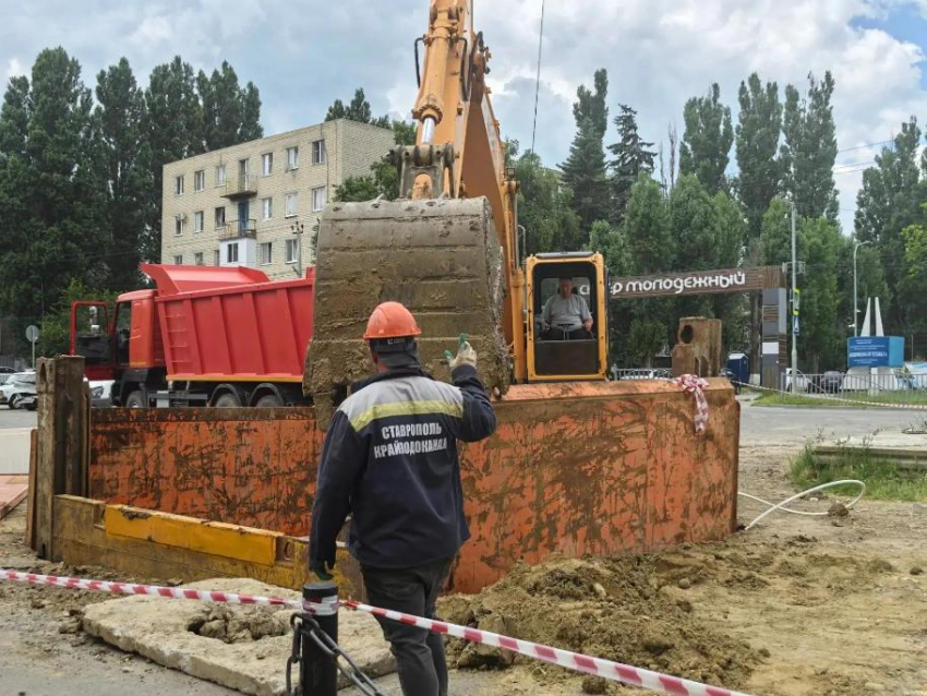 В центре Михайловска крайводоканал меняет 57-летнюю керамику на полиэтилен, не нарушая ритм жизни города