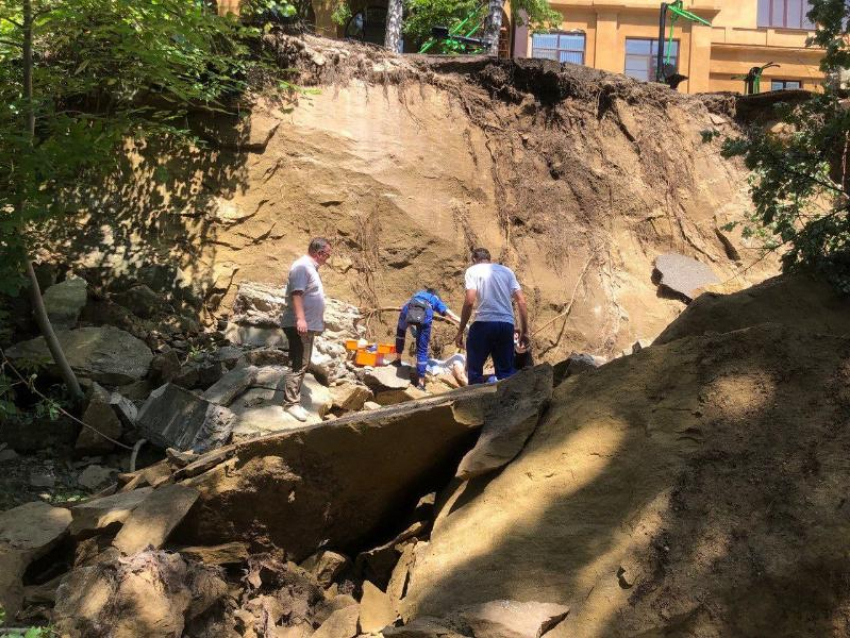 Из-за обвала скальной породы в одном из санаториев Кисловодска пострадали два человека