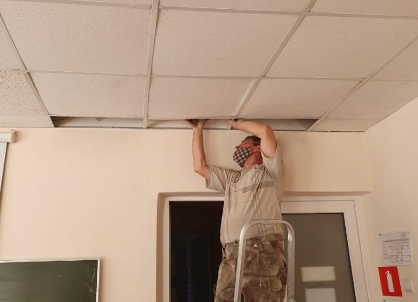 Причиной падения потолка в ставропольской школе назвали сквозняк