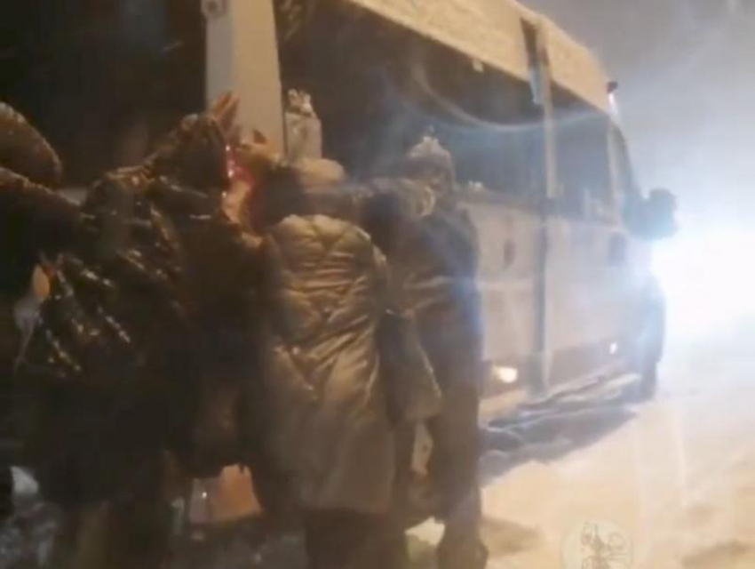 Выталкивать автобус из снежного плена и оставлять детей дома пришлось жителям Ставрополя из-за непогоды