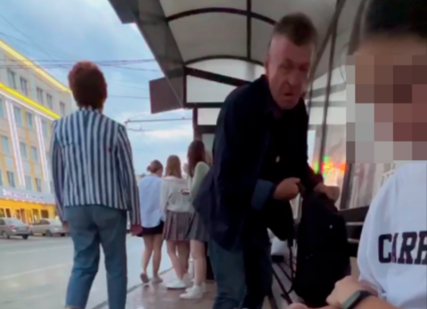 Обещавшего взорвать остановку в центре Ставрополя мужчину ищет полиция