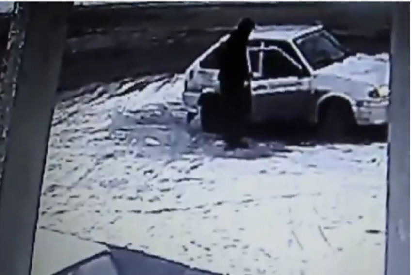 Пьяный дебошир попал на видео при попытке угона автомобиля ЧОП на Ставрополье