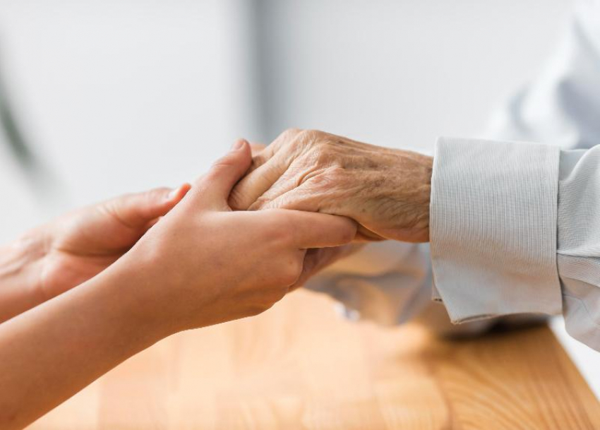 Позаботиться о стариках и заработать предлагают в Ставрополе