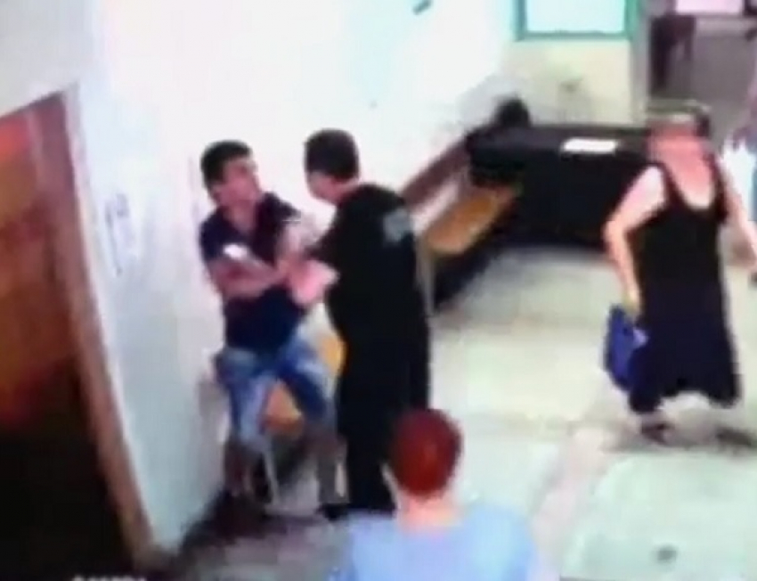 Потасовка охранника и пациента с поломанным позвоночником в поликлинике Пятигорска попала на видео