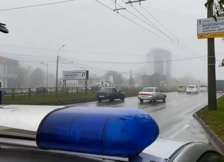 Из-за густого тумана и дождя сотрудники ГИБДД попросили автомобилистов быть аккуратными на дороге