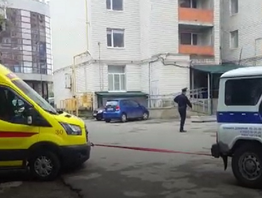 Машину реанимации, в которой транспортировали погибшего от взрыва мужчину, пришлось заводить с толкача в Ставрополе