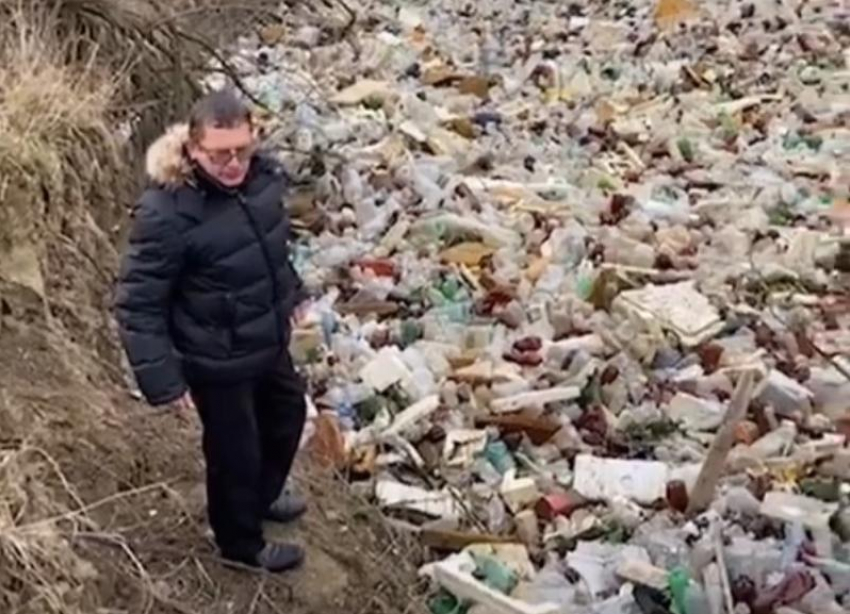 Реку Калаус на Ставрополье перекрыла гигантская мусорная плотина