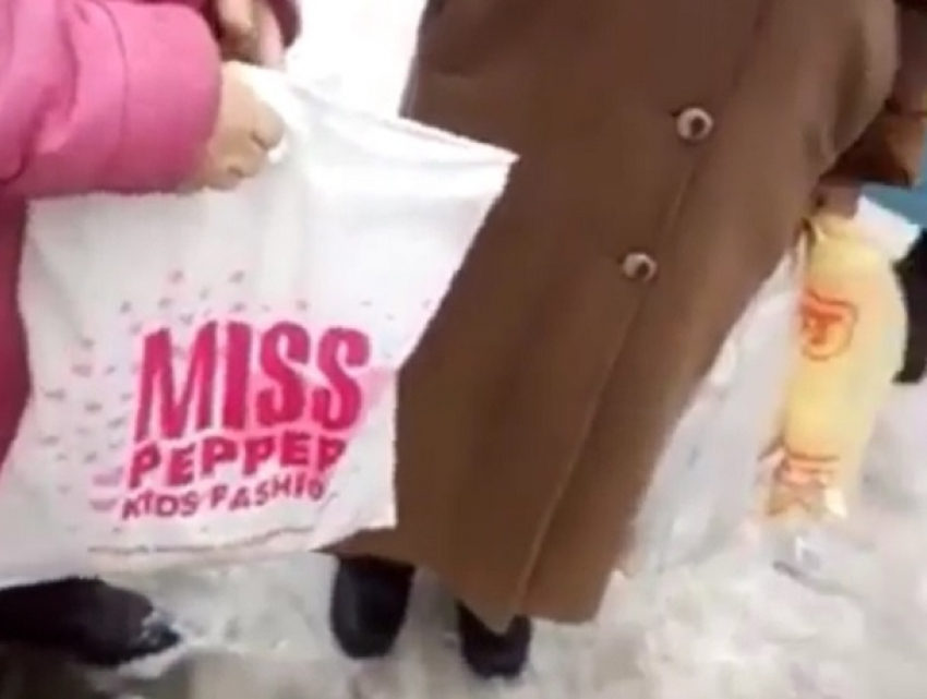 "Довели": собирающие «просрочку» за магазином бабушки попали на видео в Ставрополе