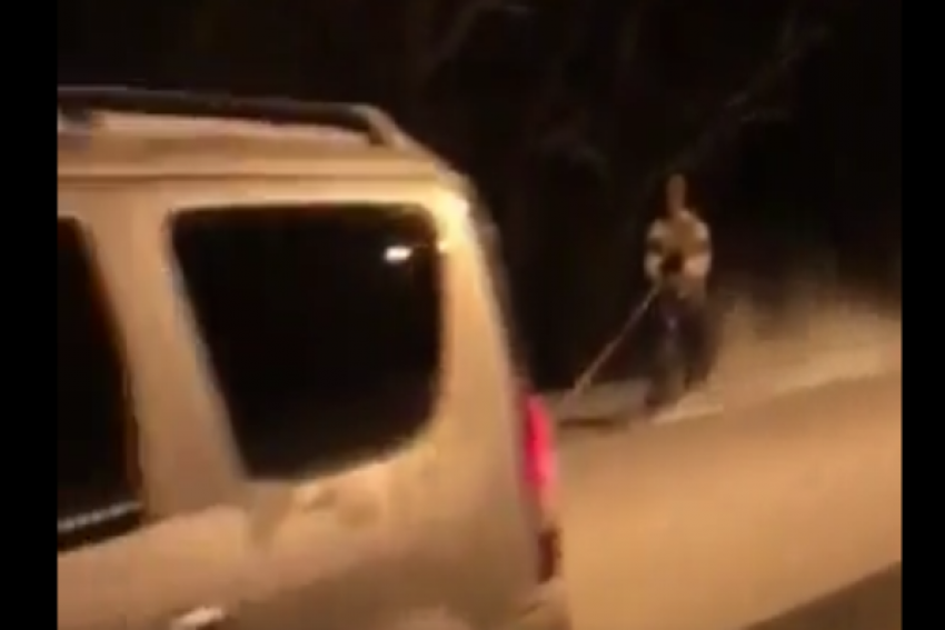 Катающийся на сноуборде по улицам ставрополец попал на видео