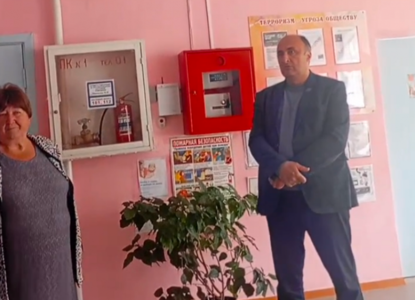 «Может, вы не будете мне указывать?»: тон чиновника на собрании в детсаду станицы Рождественской удивил мам и пап 