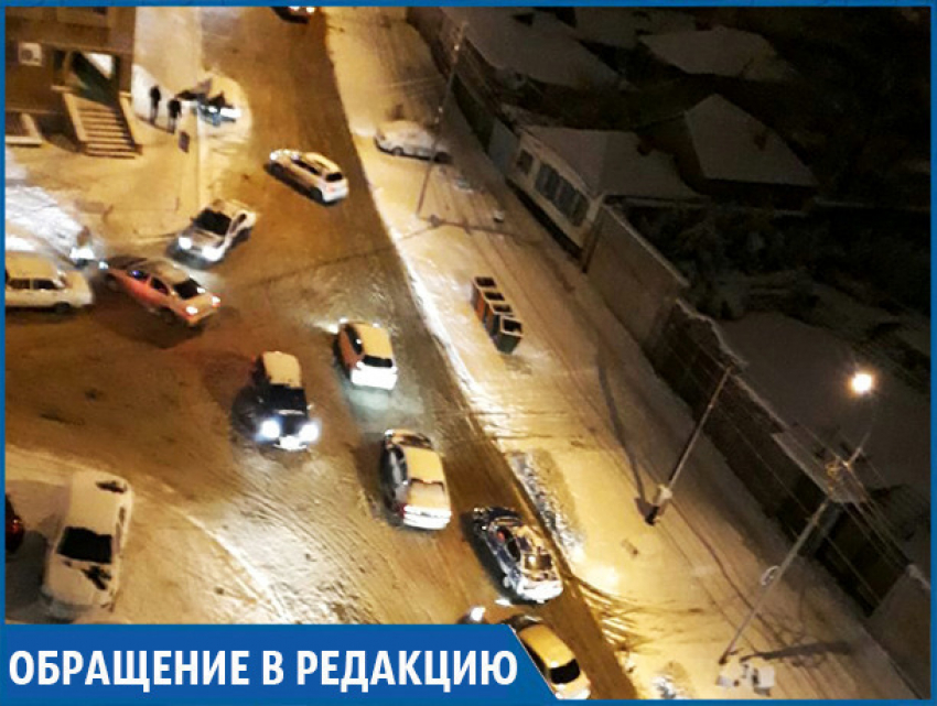 Сильный гололед и отсутствие песка на дорогах в Ставрополе привели к авариям