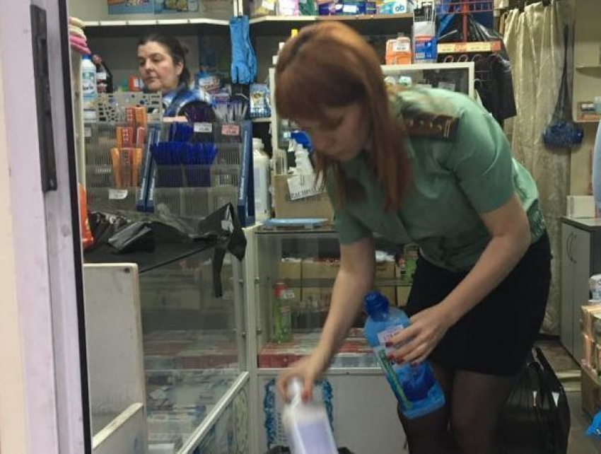  За долги по воде арестовали весь товар в магазине бытовой химии на Ставрополье 