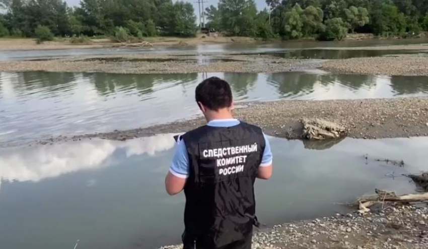 Пропавшего после падения провода в Кубань мальчика ищут в Кочубеевском округе