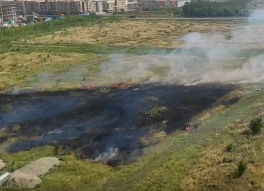 Гектар сухостоя сгорел на юго-западе Ставрополе 