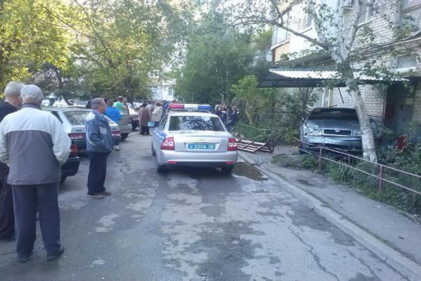 Пьяный водитель в Невинномысске снес беседку с десятилетней девочкой