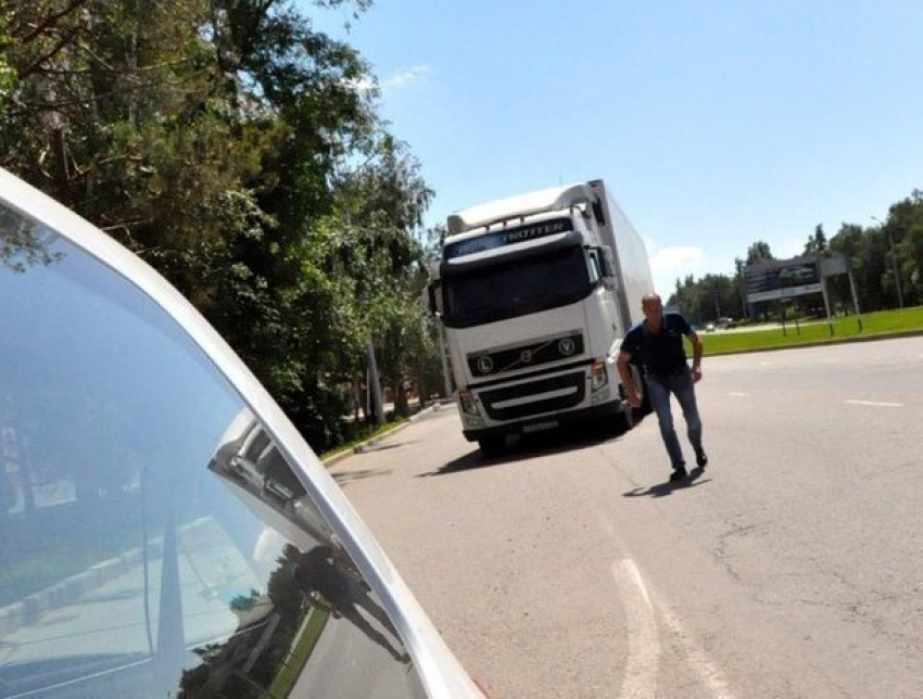 Разъяренный дальнобойщик избил водителя «легковушки» и испортил его авто в Ставрополе