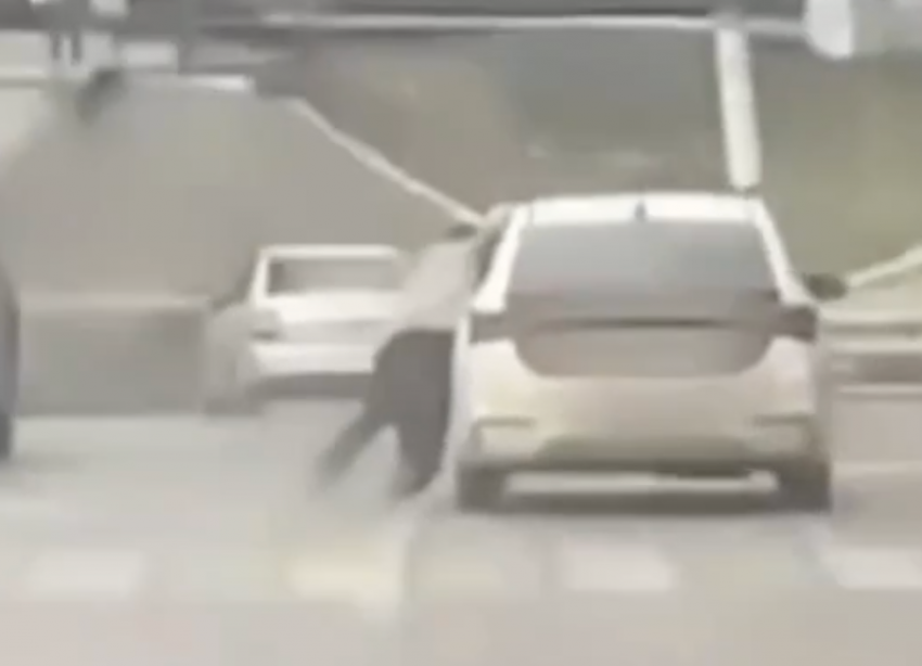 Боевик в Пятигорске: жесткий замес двух водителей на дороге попал на видео 